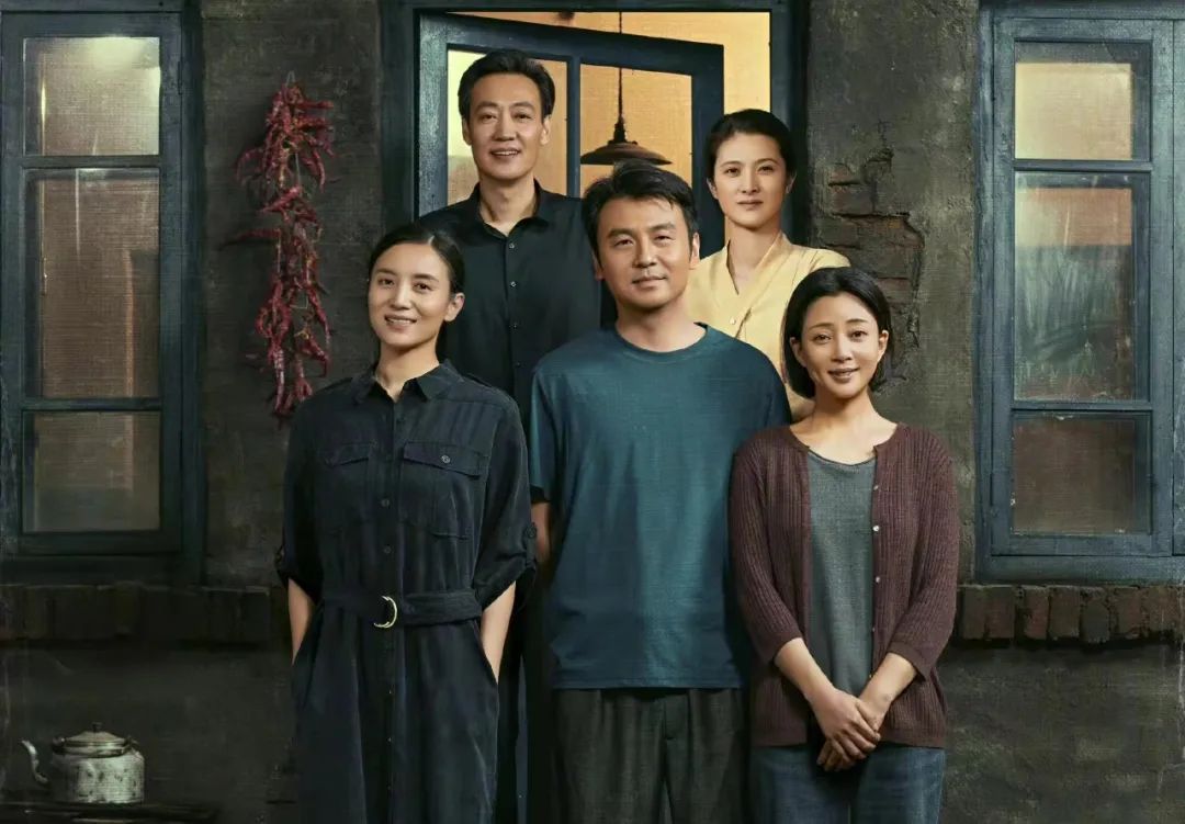 在儿子家做客，临走跟全家告别，儿子沉默儿媳玩手机，我瞬间懂了